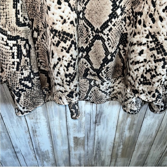 Oddy Oversized Snake Print Blouse - Picture 5 of 6